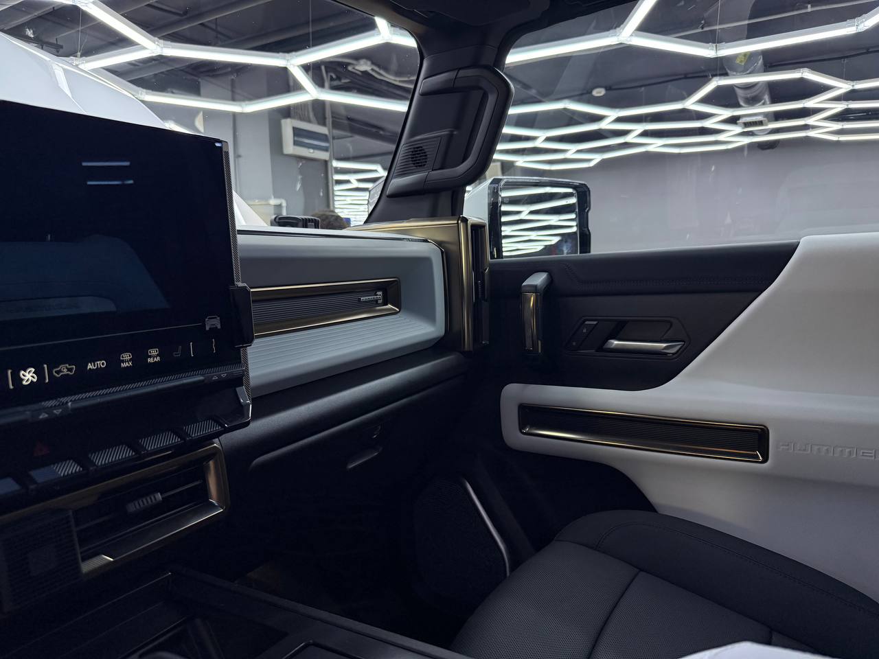 Полная защита GMC Hummer EV: оклейка кузова, черного глянца, лобового и панорамы